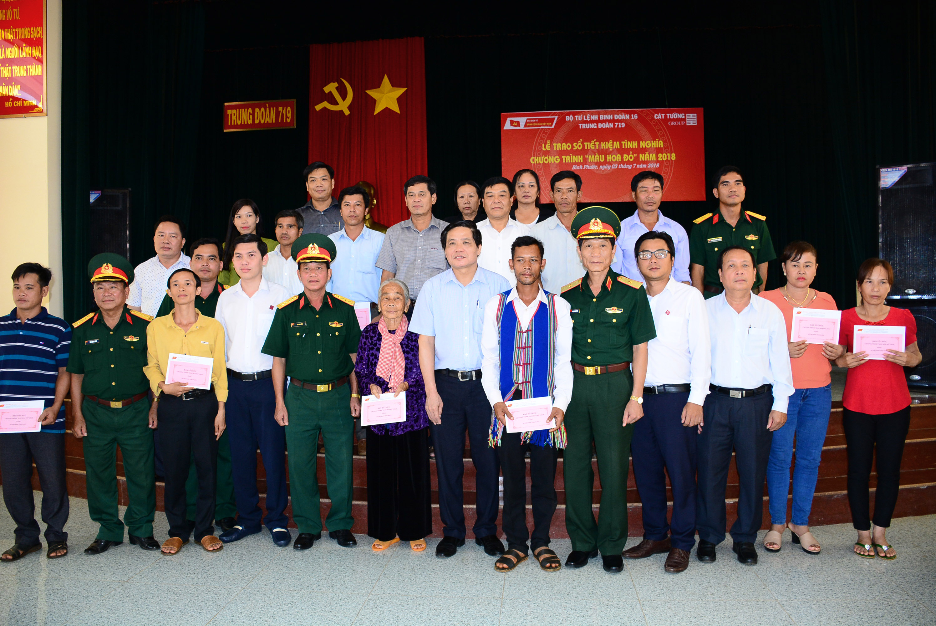 Trao sổ tiết kiệm tặng gia đình chính sách, lao động quốc phòng hoàn cảnh khó khăn tại Bình Phước